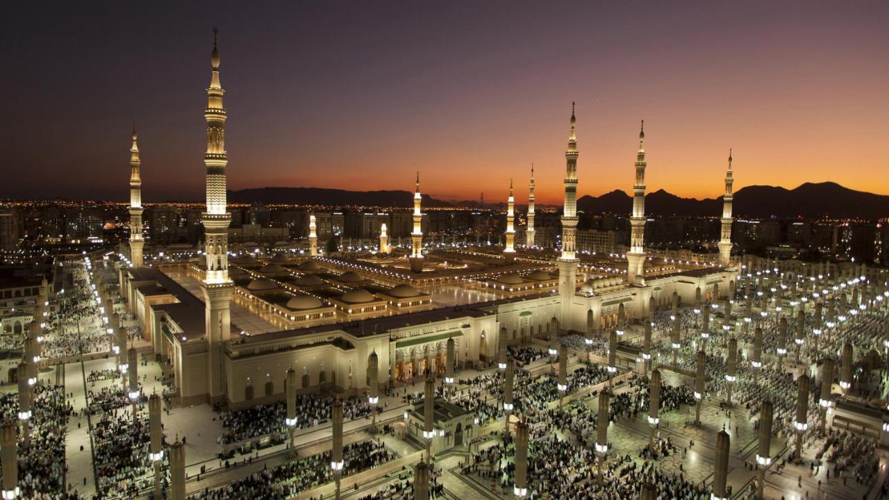 ダー アル ヒジラ インターコンチネンタル マディーナ エクステリア 写真 The Prophet's Mosque at night
