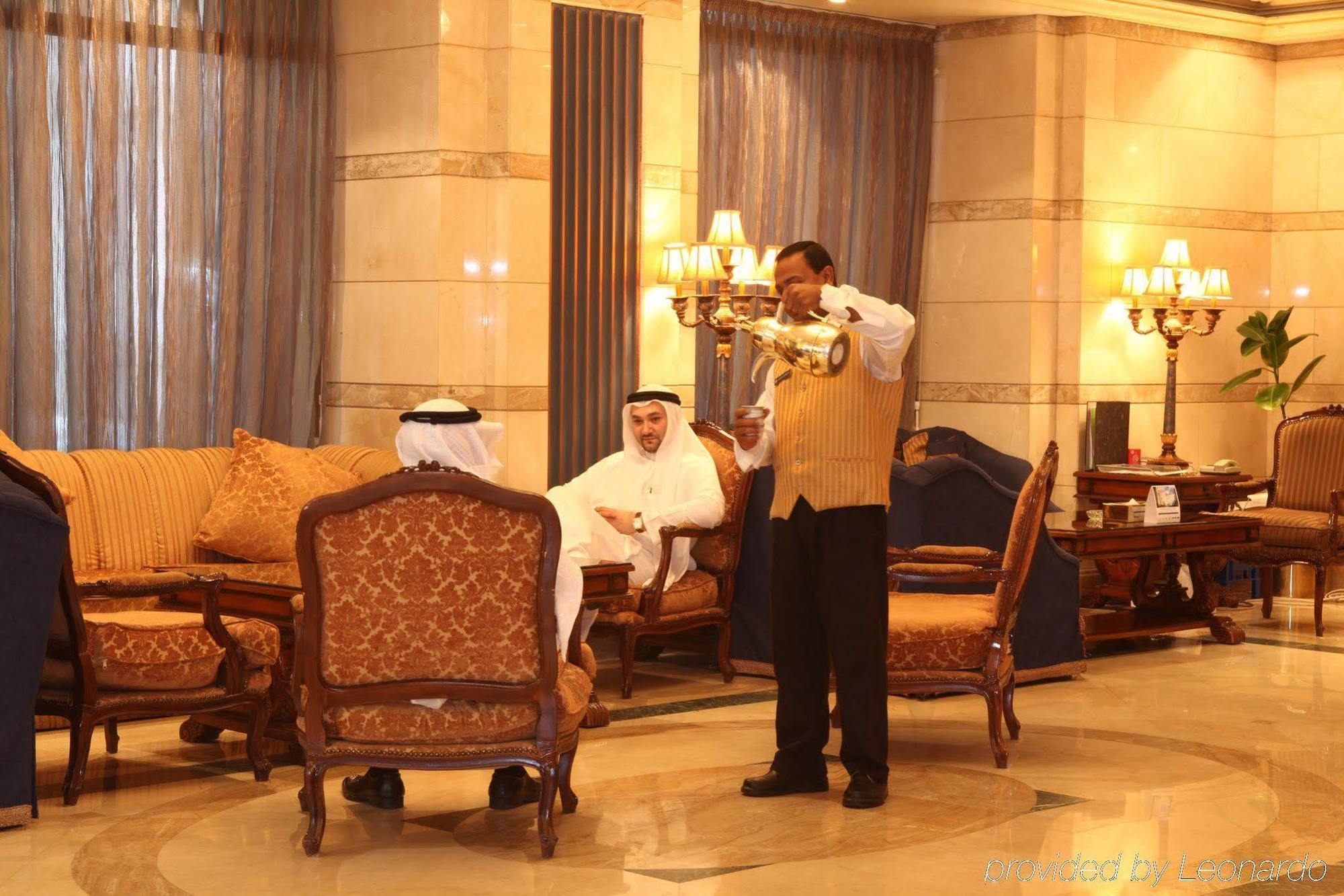 ダー アル ヒジラ インターコンチネンタル マディーナ インテリア 写真 A lobby boy at the Four Seasons Hotel in Riyadh, Saudi Arabia